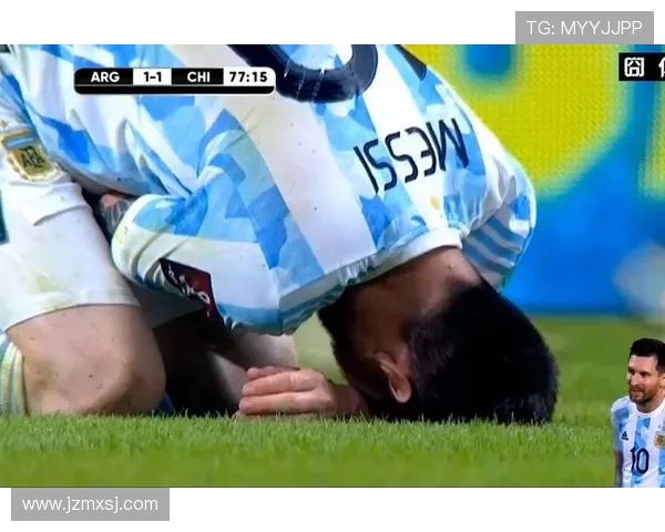 梅西带球遭对手侵犯痛苦倒地裁判却无动于衷引发争议